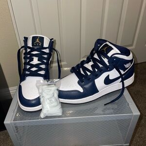 Jordan 1 Mid - White Metallic Gold Obsidian